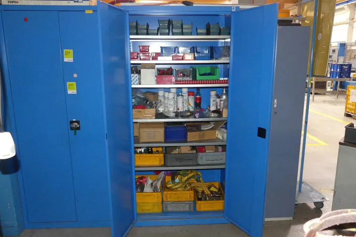 Konvolut Sichtlagerkästen mit Inhalt (Material, Werkzeuge, Zubehör) Umfang: Schrankinhalt